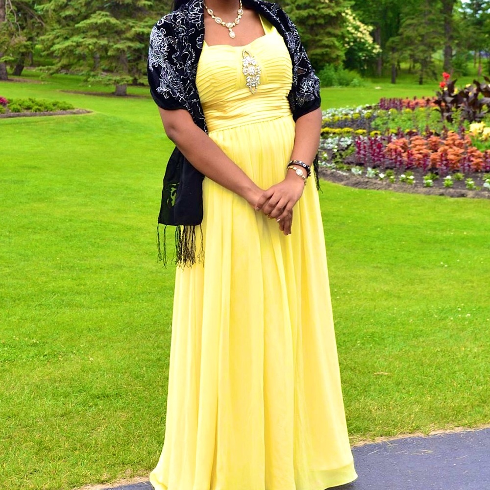 Le Chateau Prom Grad Dress || Yellow Pleated Floor Length Gown